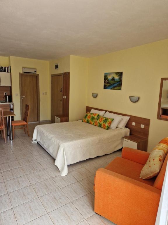 En eller flere senge i et værelse på Pool View Apartment, Sunny Beach Resort