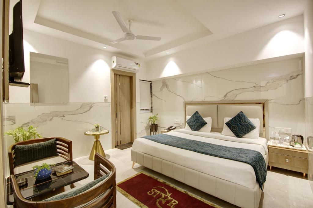 um quarto de hotel com uma cama e uma secretária e um quarto em Hotel International Inn - Near Delhi Airport em Nova Deli