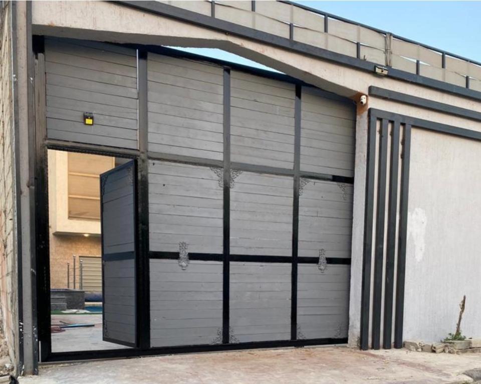 un garaje con puertas entreabiertas en un edificio en Tala DeadSea Villa en Sowayma