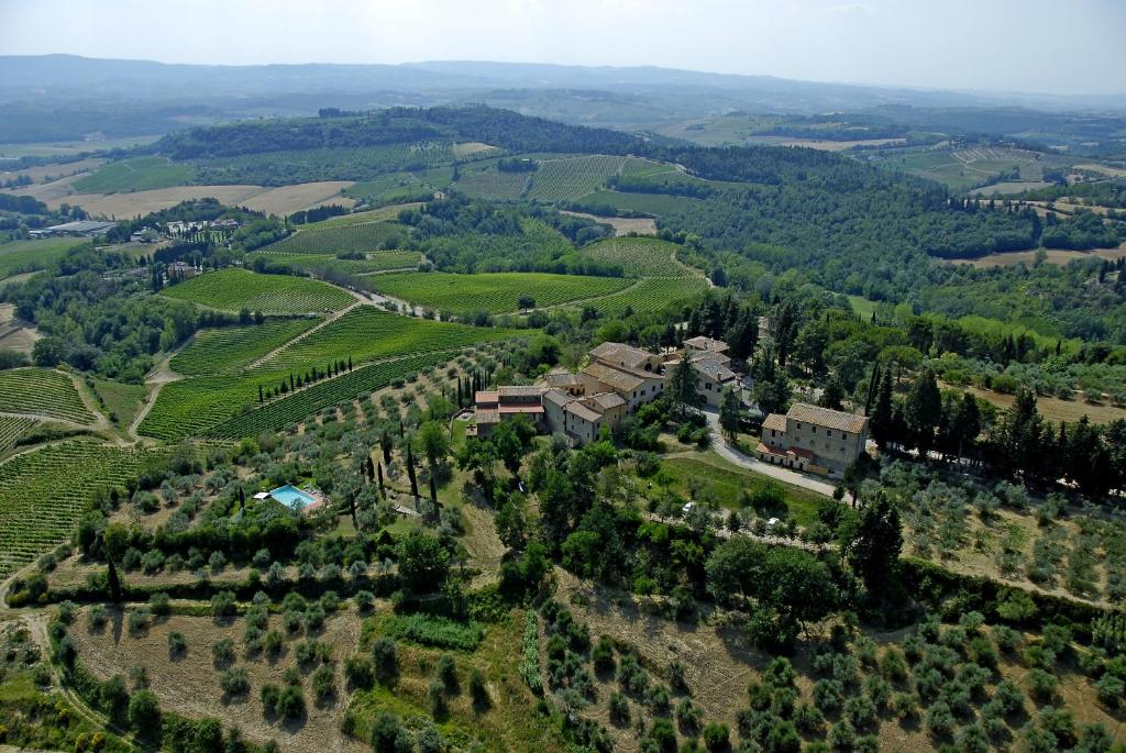 eine Luftansicht eines Anwesens auf einem Weinberg in der Unterkunft Borgo Poneta in Barberino di Val dʼElsa
