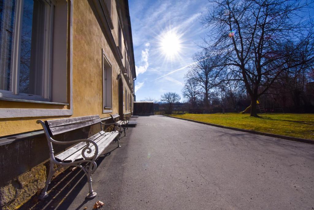 un banco sentado a un lado de un edificio en Altbau-Traum in Feldbach en Feldbach