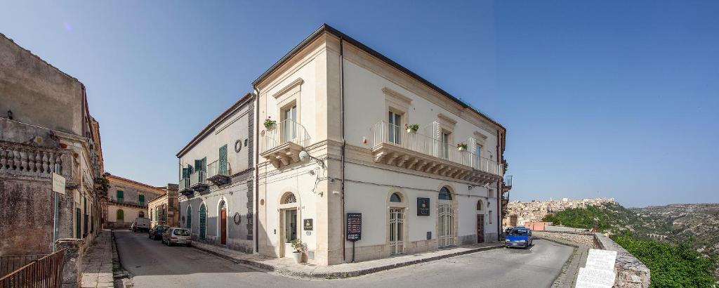 ラグーザにあるIl Duomo Relaisの通り側の白い大きな建物
