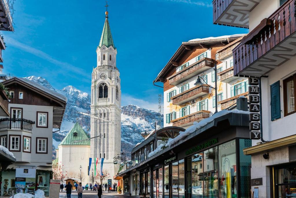 Nespecifikovaný výhled na destinaci Cortina dʼAmpezzo nebo výhled na město při pohledu z hotelu