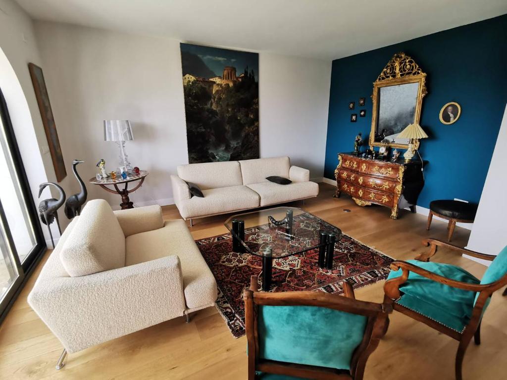 uma sala de estar com um sofá e uma mesa em Ciboure, villa avec piscine 8 couchages quatre étoiles em Ciboure