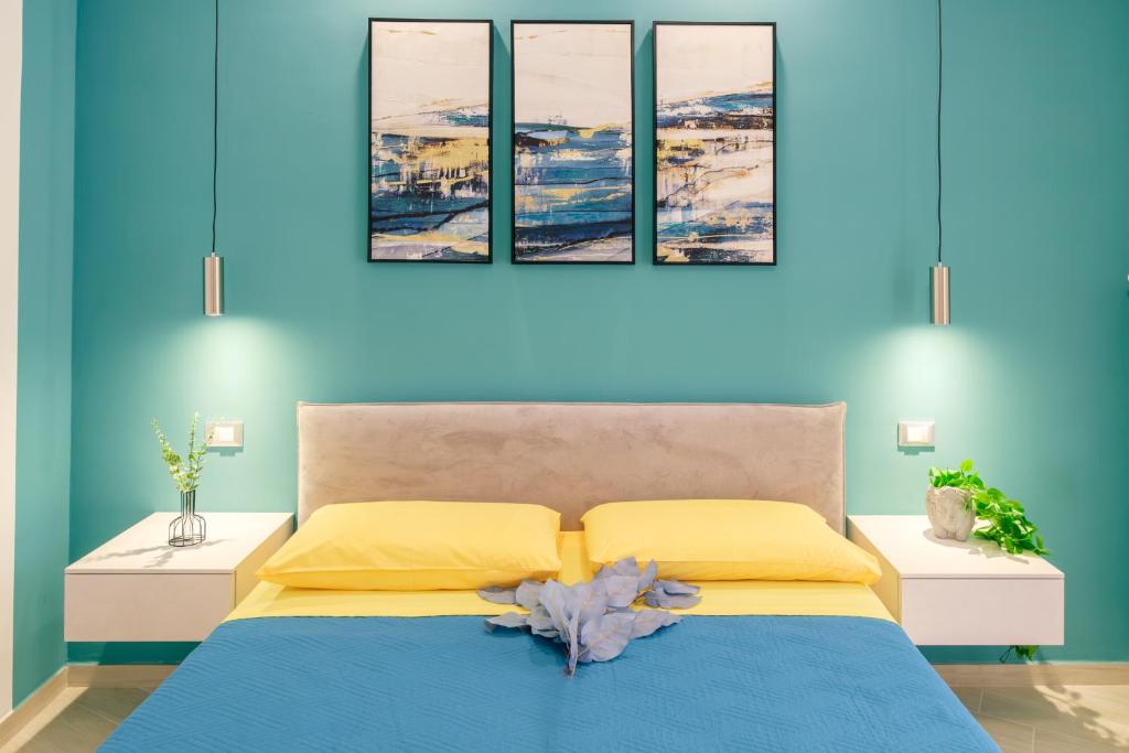 um quarto azul com uma cama com paredes amarelas e azuis em Leukòs Bed and Breakfast em Castelsaraceno