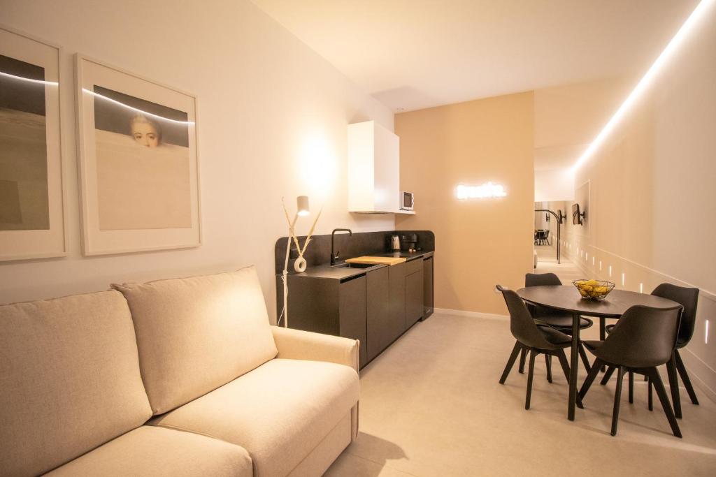 een woonkamer met een bank en een tafel bij Breathe Apartments by Concept Flats in Valencia