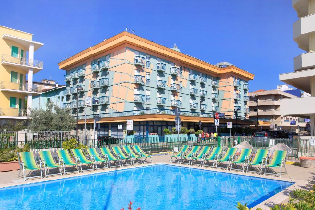 hotel z krzesłami i basenem w obiekcie Big Family Hotel w mieście Bellaria-Igea Marina