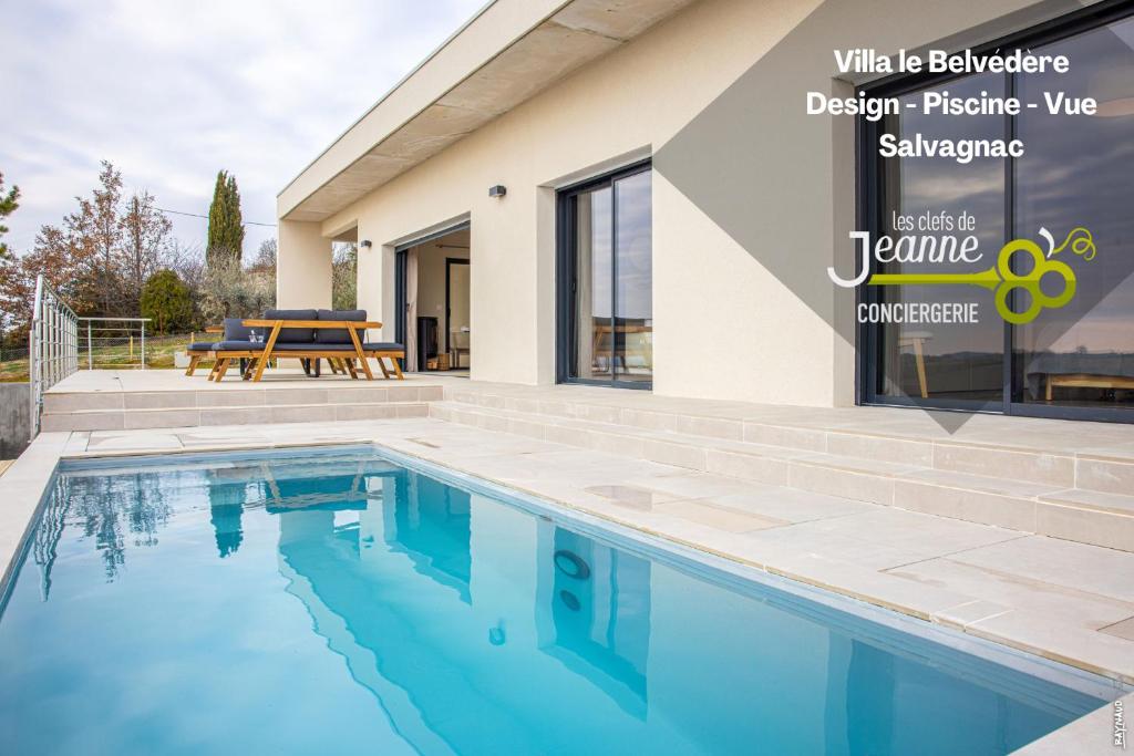 ein Pool vor einem Haus in der Unterkunft VILLA LE BELVEDERE-DESIGN-PISCINE-VUE-GAILLAC in Salvagnac