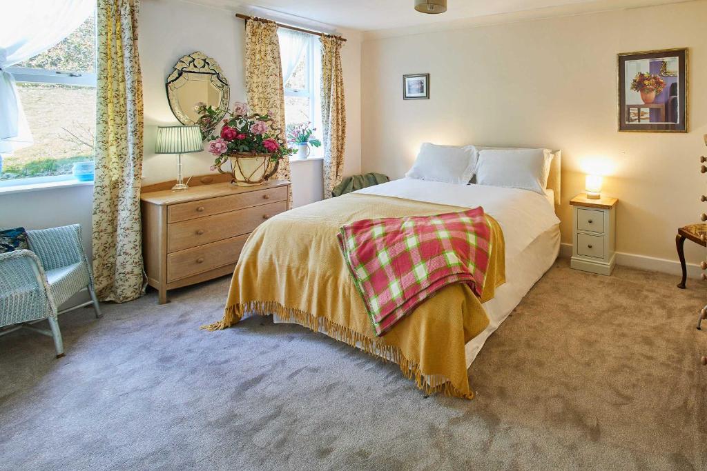 - une chambre avec un grand lit et une fenêtre dans l'établissement Host & Stay - Haigh Lodge, 