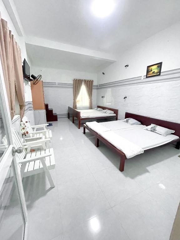 Giường trong phòng chung tại Kim Long Hotel