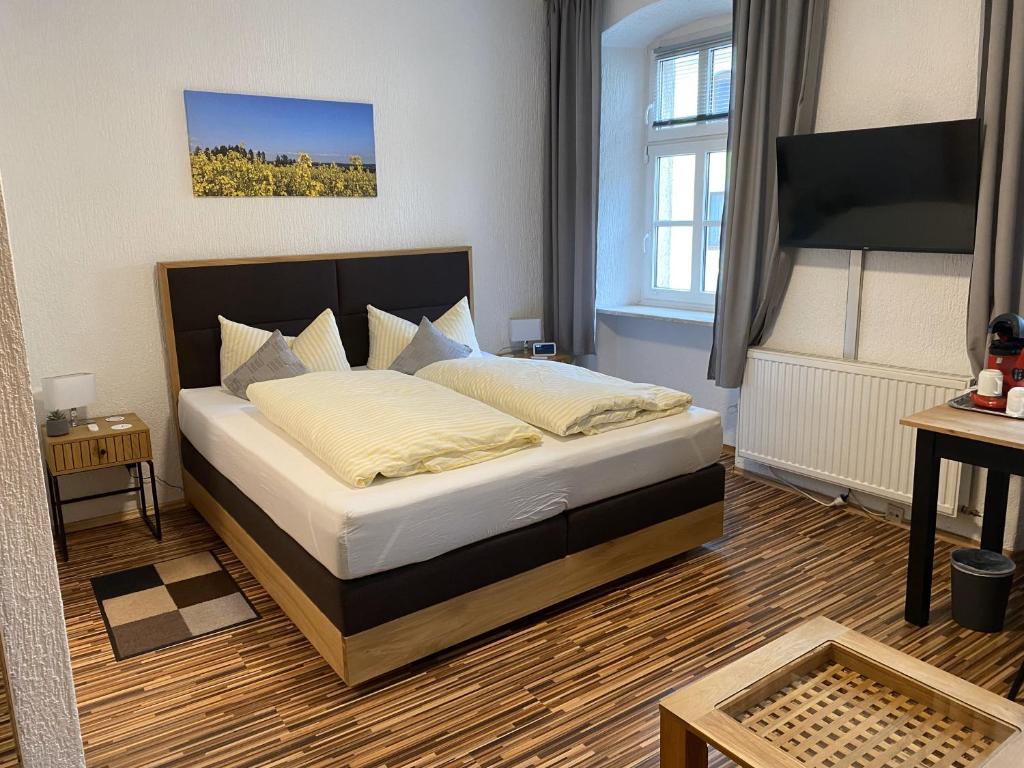 Postel nebo postele na pokoji v ubytování Gasthof Hotel Bräustübl