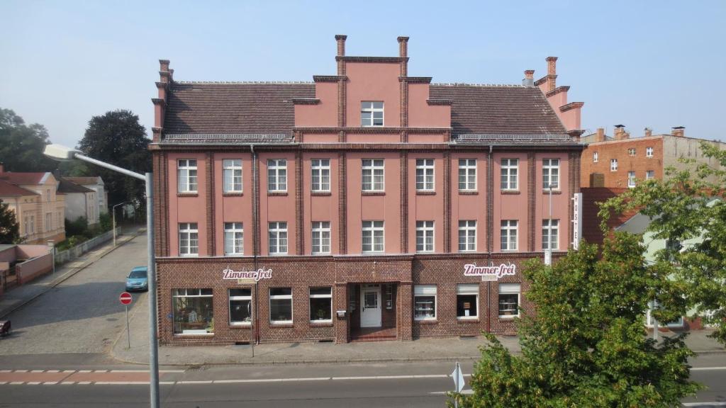 un gran edificio de ladrillo en la esquina de una calle en 1A Hotel Zimmer frei, en Spremberg