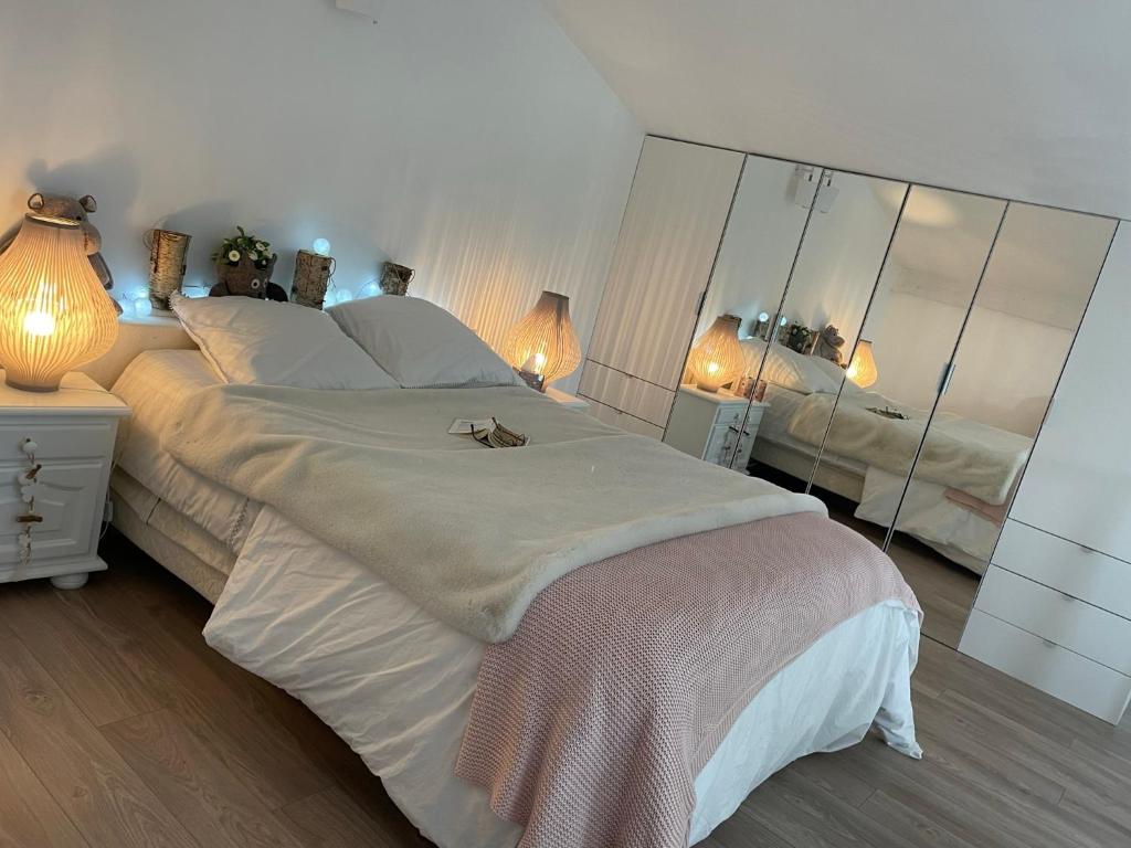 1 dormitorio con 1 cama blanca grande y 2 lámparas en La petite maison de Vence en Vence