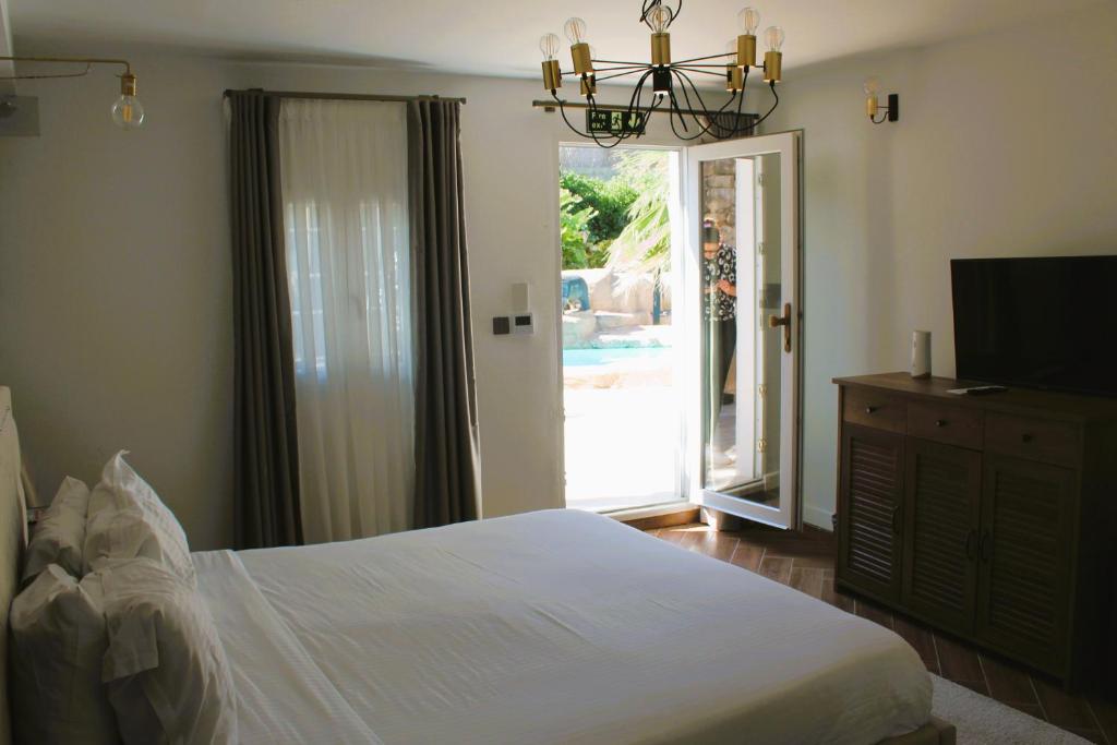 The Red Farm Relais & Spa - Queen Room With Pool View
