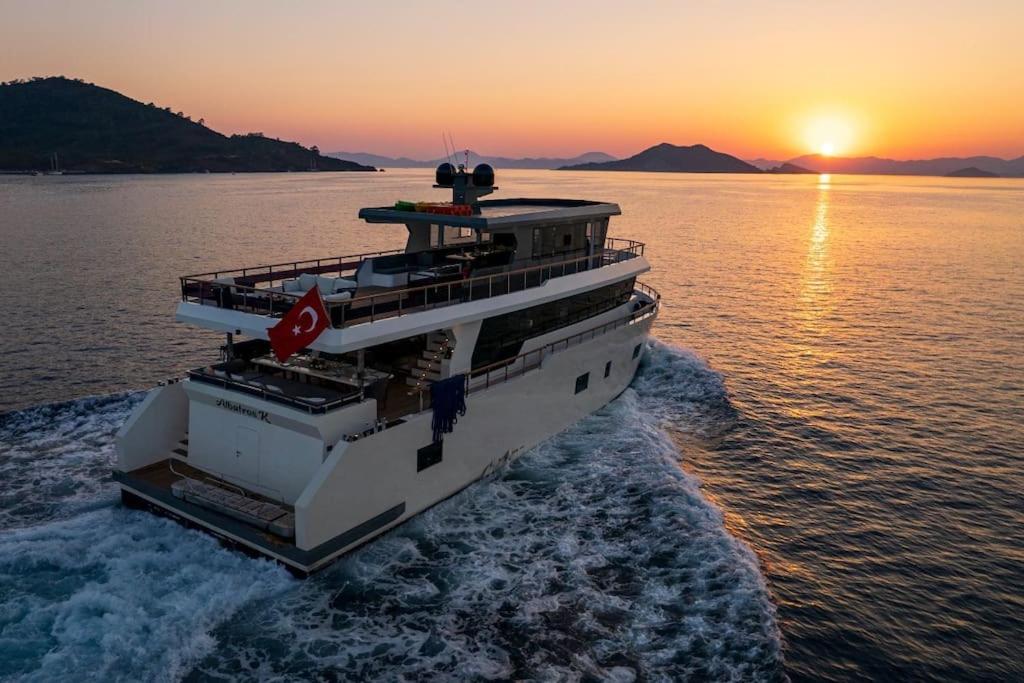 una barca in acqua con il tramonto sullo sfondo di Explorer Yacht a Fethiye