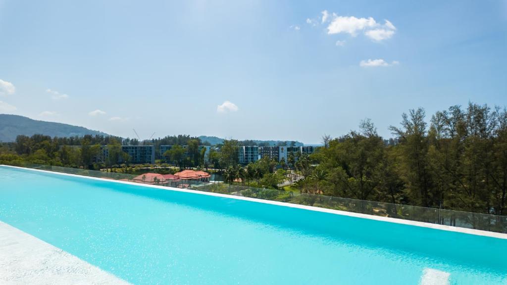 con vistas a una gran piscina de agua azul en Laguna Skypark Апартаменты en Bang Tao Beach