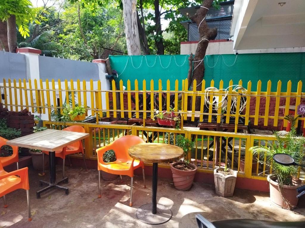 un patio con mesa, sillas y una valla en Blue Diamond Service Apartments, en Pune