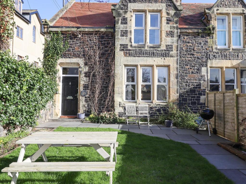 Vườn quanh The Hollies