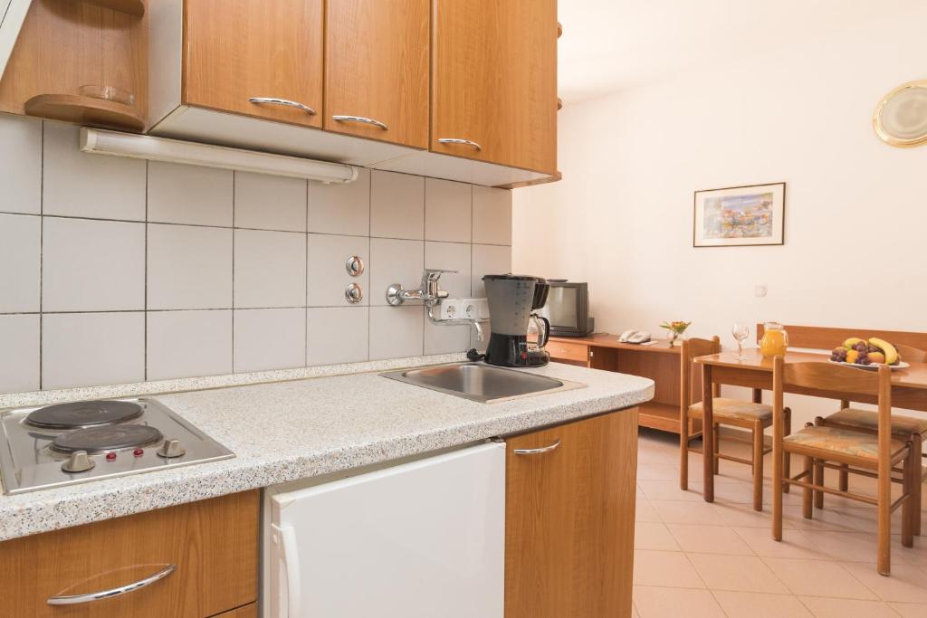 Kuchyň nebo kuchyňský kout v ubytování Apartments Polynesia Plava Laguna