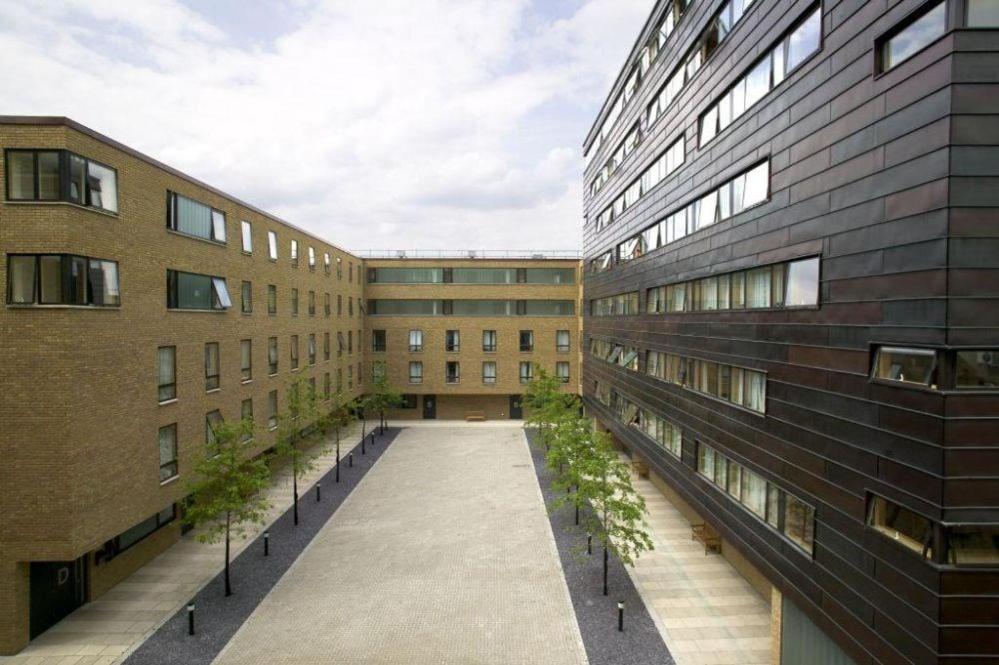 una vista exterior de un edificio con árboles en un patio en Frances Gardner en Londres