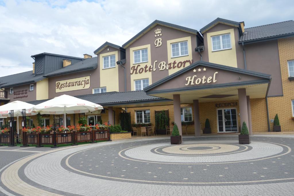 un hôtel avec un rond-point en face d'un bâtiment dans l'établissement Hotel Batory, à Tłuszcz