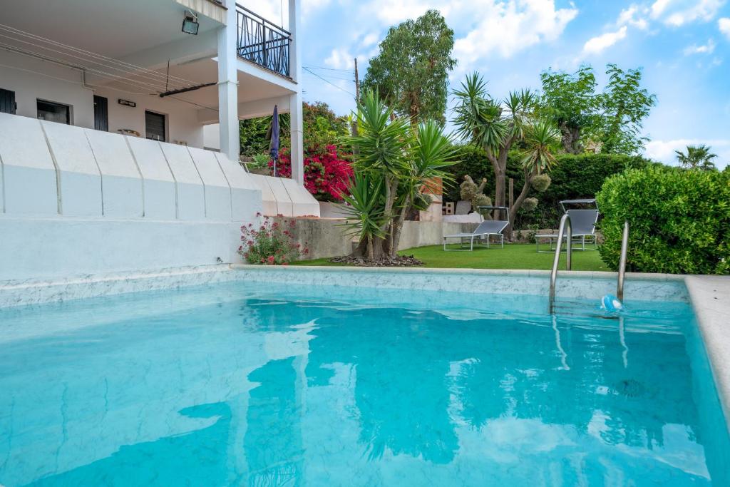 ein Swimmingpool vor einem Haus in der Unterkunft HomeHolidaysRentals Himalaia - Costa Barcelona in Santa Susanna