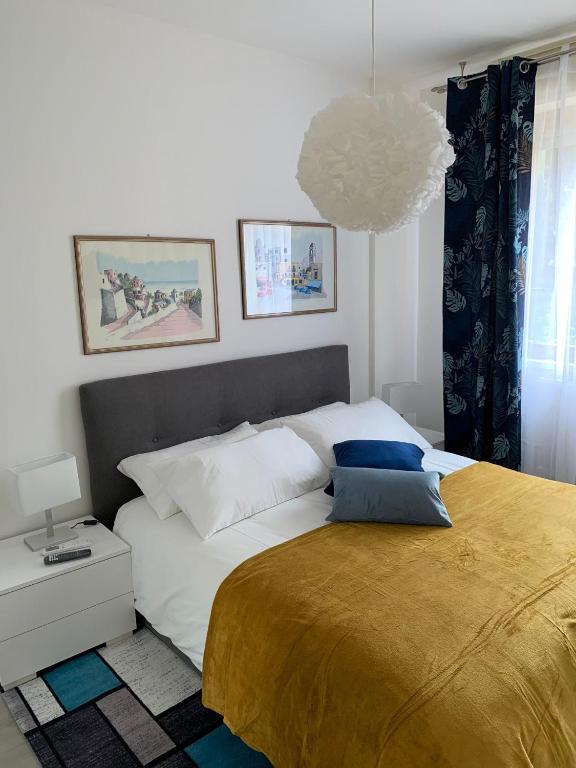 泰爾米尼伊梅雷塞的住宿－Albachiara Termini，一间卧室配有一张带黄色毯子的大床
