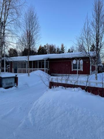 Una casa con nieve en el suelo delante de ella. en Tiitun Tupa Ivalo, en Ivalo