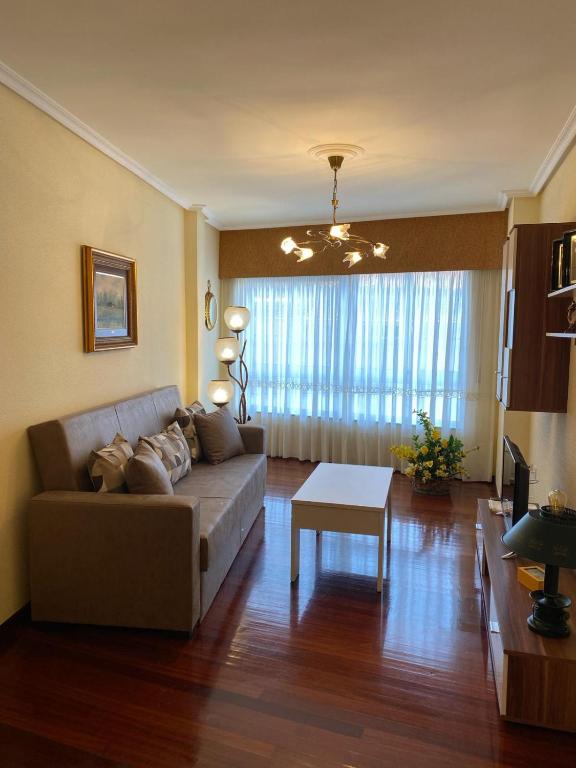 salon z kanapą i stołem w obiekcie Casa Goros I w mieście Melide