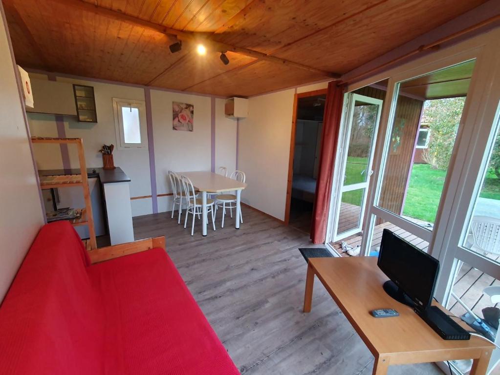 Kuchyň nebo kuchyňský kout v ubytování Les Chalets du Quignon
