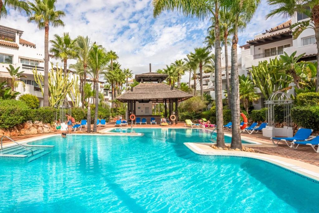 Beachside Luxury 2 bedroom apartment, Puerto Banus - Housity