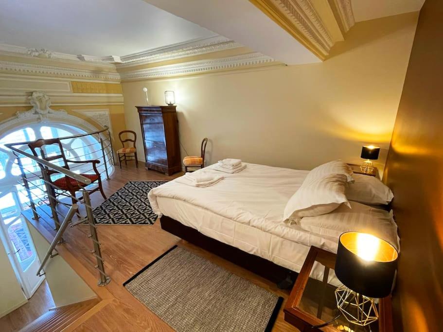 ein Schlafzimmer mit einem Bett und einer Treppe in einem Zimmer in der Unterkunft Merveilleux Duplex Royat Vue in Royat