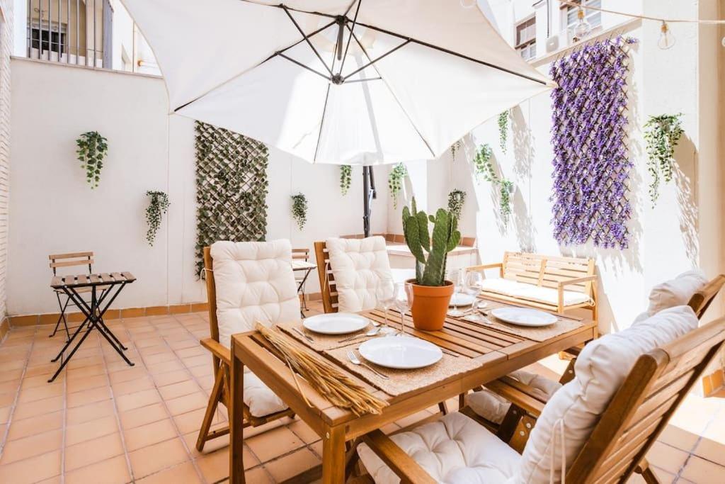 a dining room with a table and an umbrella at Casa San Miguel Terrace Centro Zaragoza in Zaragoza