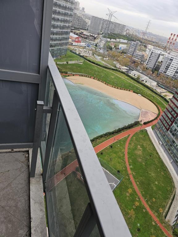 - une vue sur la plage depuis un bâtiment dans l'établissement Cozy 1+1 luxury apartment, à Istanbul