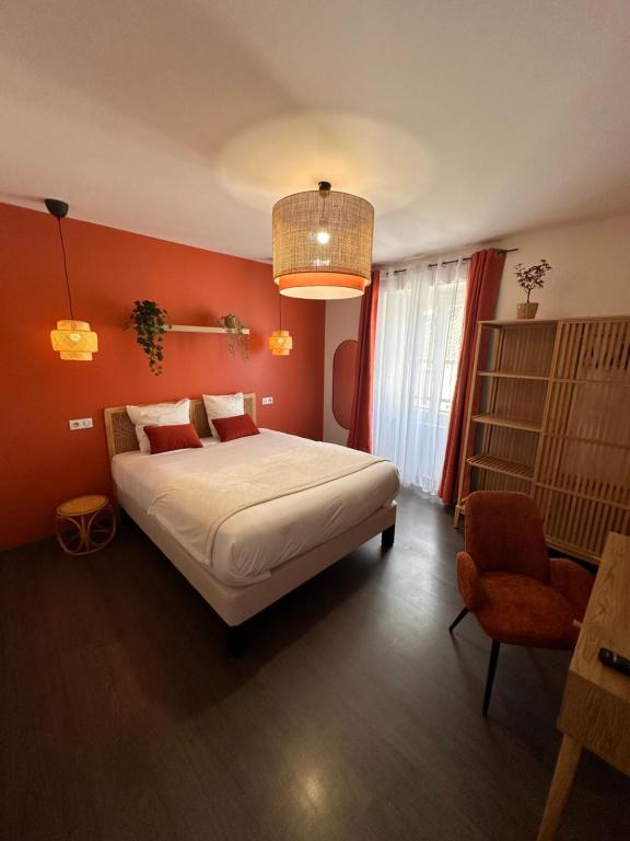 Postel nebo postele na pokoji v ubytování Auberge du Vieux Lanas Logis Hotel Restaurant