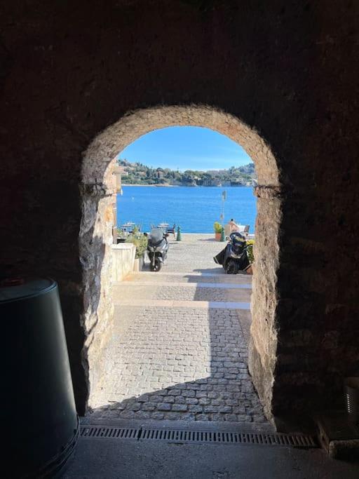 une arche dans un bâtiment avec vue sur l'eau dans l'établissement Loft - centre historique, à Villefranche-sur-Mer