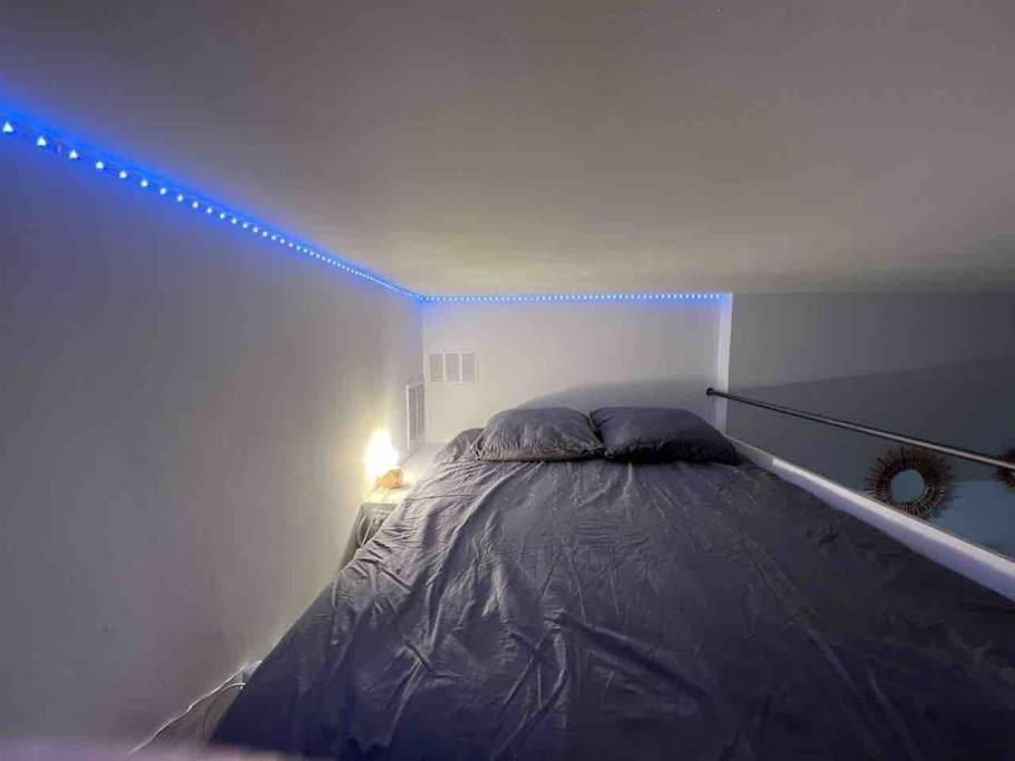 een slaapkamer met een bed met een blauw licht bij Loft - centre historique in Villefranche-sur-Mer