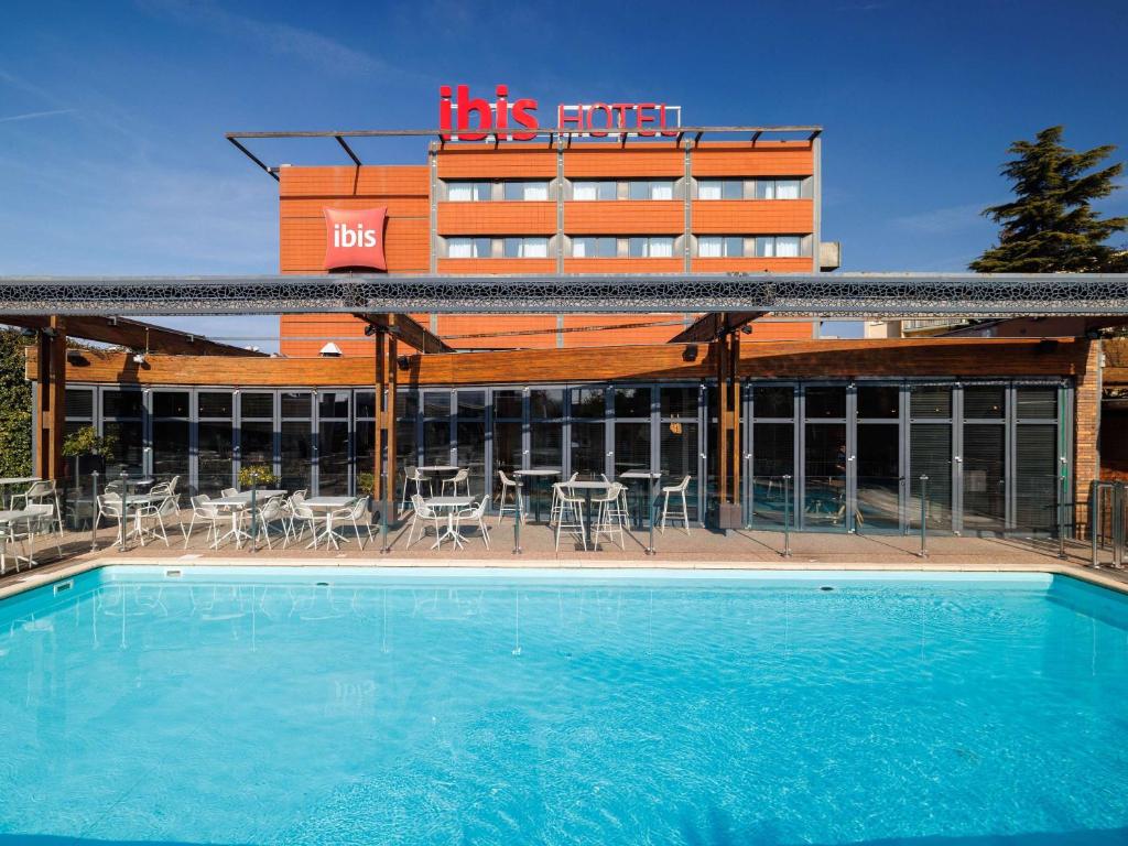 Bazén v ubytování ibis Valence Sud nebo v jeho okolí