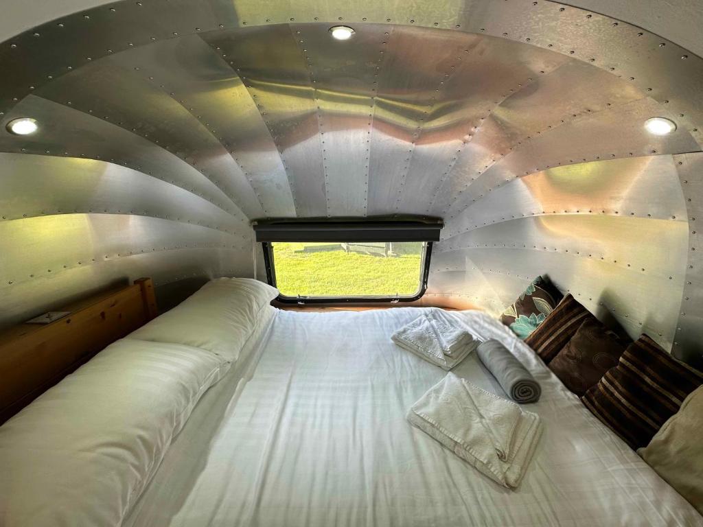 Postel nebo postele na pokoji v ubytování Retro Staycations
