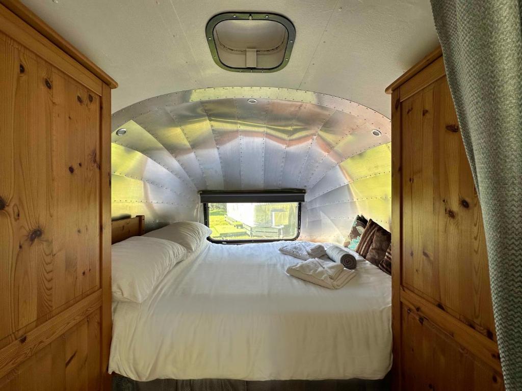 Postel nebo postele na pokoji v ubytování Retro Staycations