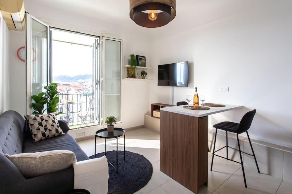 un salon avec un canapé et une table dans l'établissement L33 2P Jean Médecin centrale/ 2 Balcony & AC, à Nice