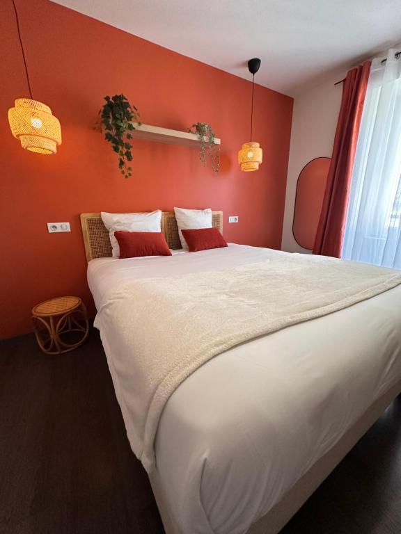 Postel nebo postele na pokoji v ubytování Auberge du Vieux Lanas Logis Hotel Restaurant
