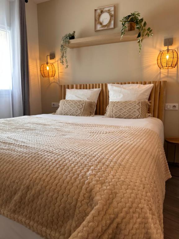 Postel nebo postele na pokoji v ubytování Auberge du Vieux Lanas Logis Hotel Restaurant