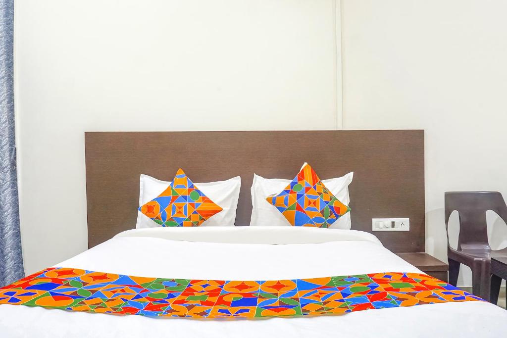 Postel nebo postele na pokoji v ubytování FabHotel Om Sai - Nr Nashik Railway Station