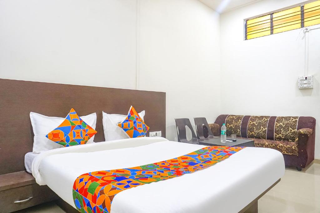 Postel nebo postele na pokoji v ubytování FabHotel Om Sai - Nr Nashik Railway Station
