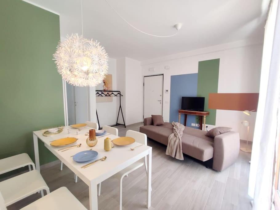 uma sala de estar com uma mesa branca e um sofá em Ampio e nuovissimo Trilocale 6 pax centrale em San Benedetto del Tronto