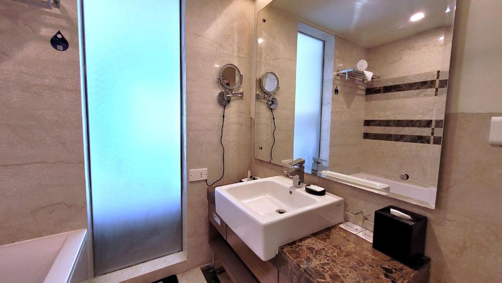 Koupelna v ubytování Radisson Blu Hotel, Greater Noida