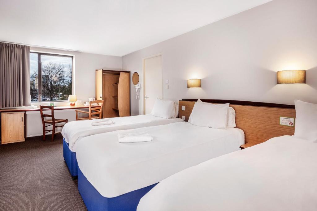 Campanile Manchester - Superior Room - 3 Single Beds