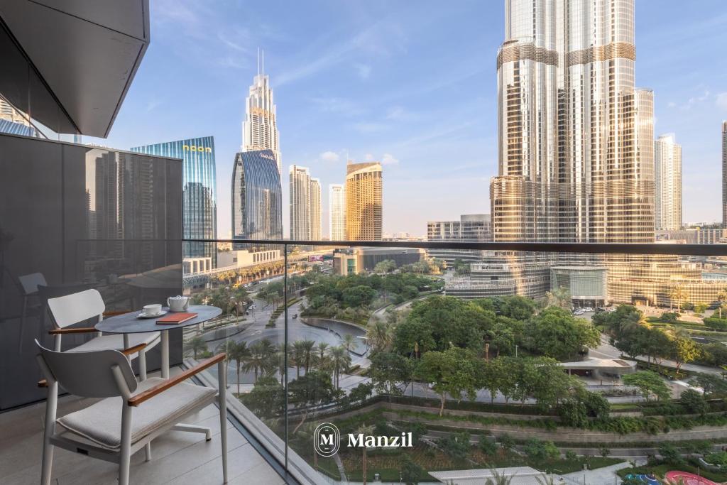 einen Balkon mit Blick auf die Skyline der Stadt in der Unterkunft Address Opera - Lux 3 BR with Full Burj Khalifa View near Dubai Mall in Dubai