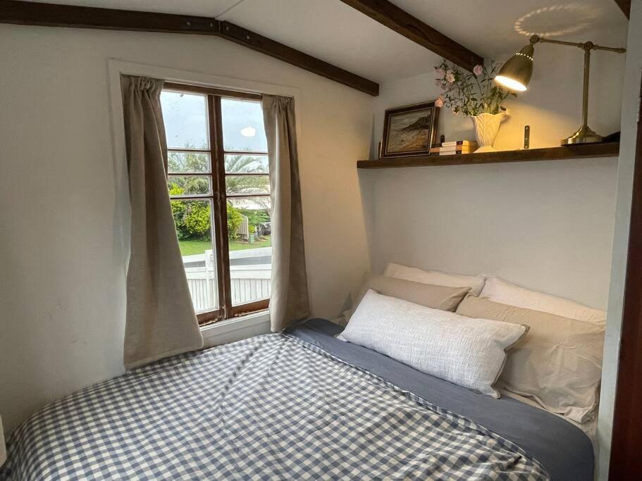 Un pat sau paturi într-o cameră la Cozy & Thoughtful Tiny Home